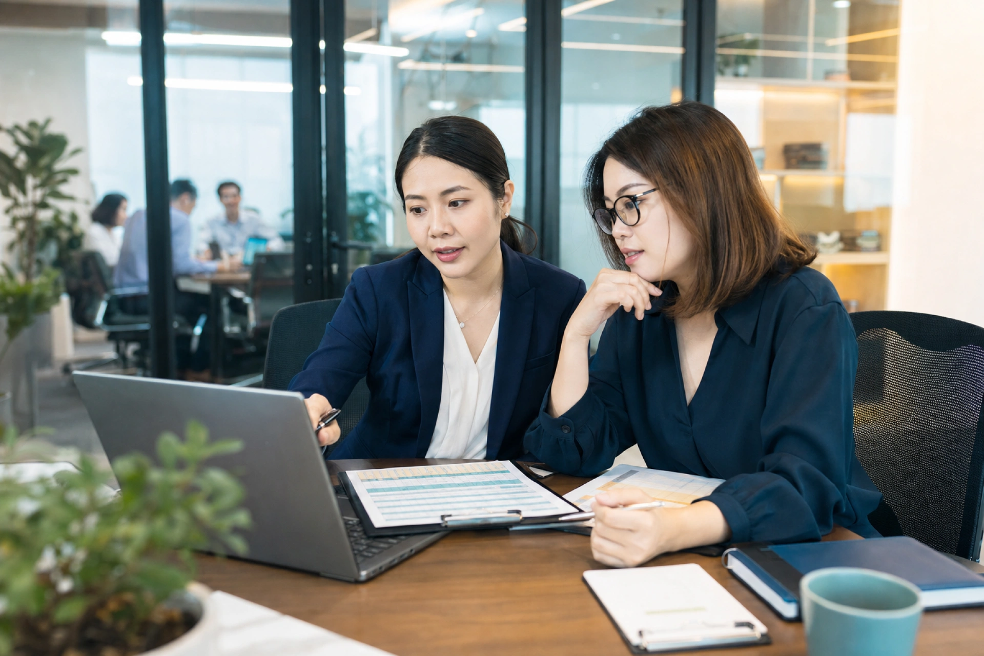 Luật sư và quản lý phối hợp xử lý danh sách yêu cầu pháp lý định kỳ
