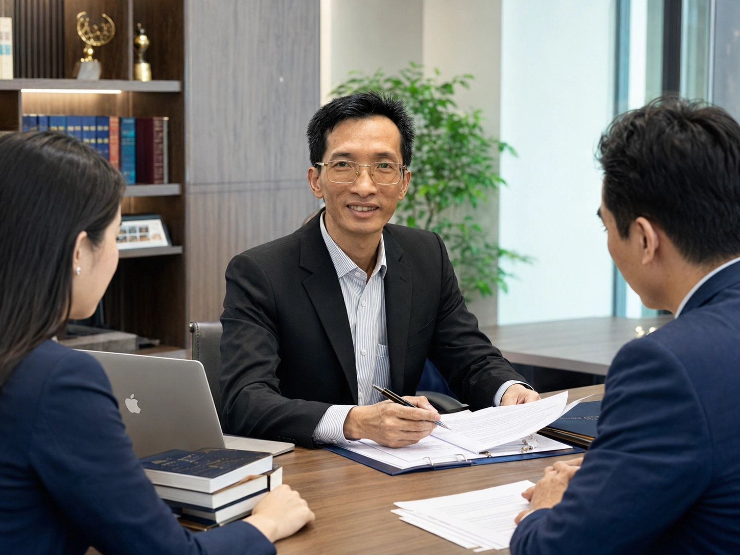 Luật sư Võ Thiện Hiển nghiên cứu hồ sơ và xây dựng chiến lược pháp lý.